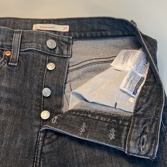 LEVI’s Wedgie Skinny High Rise Button Fly Frayed Hem Ravens Wing Grey Black 27 - Picture 9 of 9